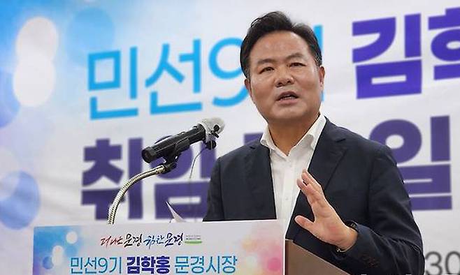 13일 김학홍 경북 문경시장이 시청 제2회의실에서 열린 '민선 9기 취임 30일 기자간담회'에서 고유가 위기대응 지원금 지급 방안에 대해 설명하고 있다. 뉴시스