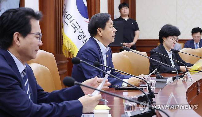 비상경제본부 회의 주재하는 구윤철 부총리 (서울=연합뉴스) 안정원 기자 = 구윤철 부총리 겸 재정경제부 장관이 13일 서울 종로구 정부서울청사에서 열린 비상경제본부 회의 겸 경제관계장관회의 겸 민생물가 특별관리 관계장관 태스크포스( TF)에서 발언하고 있다. 2026.8.13 jeong@yna.co.kr