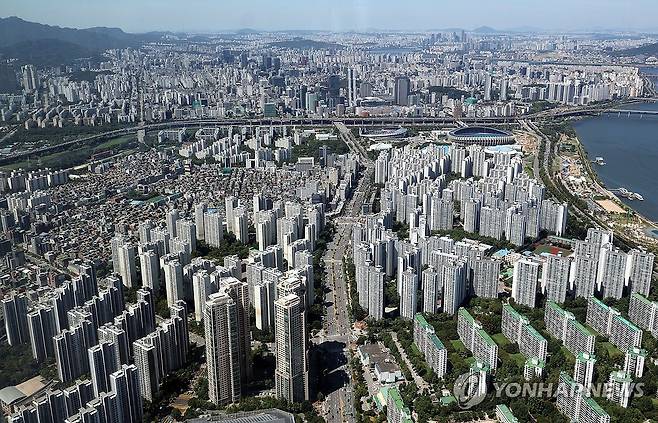 서울 송파 강남 서초 일대 아파트 단지 모습 (서울=연합뉴스) 한종찬 기자 = 정부의 주택 공급대책 발표를 앞둔 지난 12일 서울 송파구 롯데월드타워 서울스카이에서 바라본 서울 도심 주택 단지 모습. 2026.8.12 saba@yna.co.kr