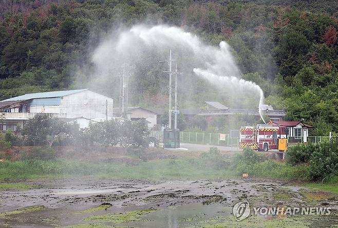 큰 희망 채우는 경기소방 (밀양=연합뉴스) 김동민 기자 = 극심한 가뭄이 이어지는 경남에 국가소방동원령 발령에 따른 급수 지원이 이틀째인 13일 오후 경기도 소방본부 소속 소방관이 바싹 마른 경남 밀양시 덕동1호 소류지에 채워 넣고 있다. 2026.8.13 image@yna.co.kr