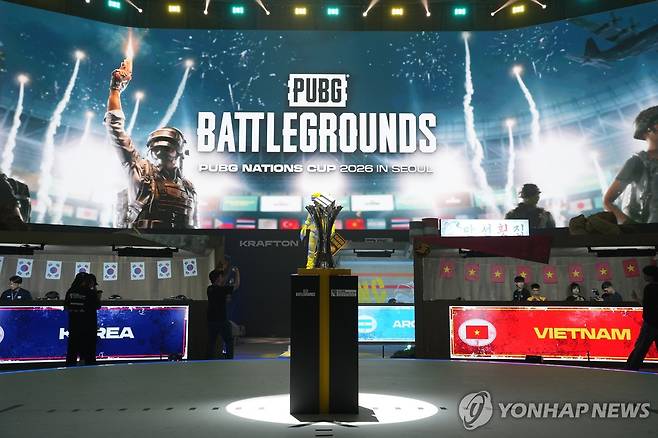 PNC 2026 중앙 무대 (서울=연합뉴스) 김주환 기자 = 26일 서울 중구 장충체육관에서 크래프톤 주최로 열린 'PUBG: 배틀그라운드' 국가대항전 '펍지 네이션스 컵(PNC 2026)' 결선 무대 현장에 트로피가 놓여 있다. 2026.6.26 jujuk@yna.co.kr