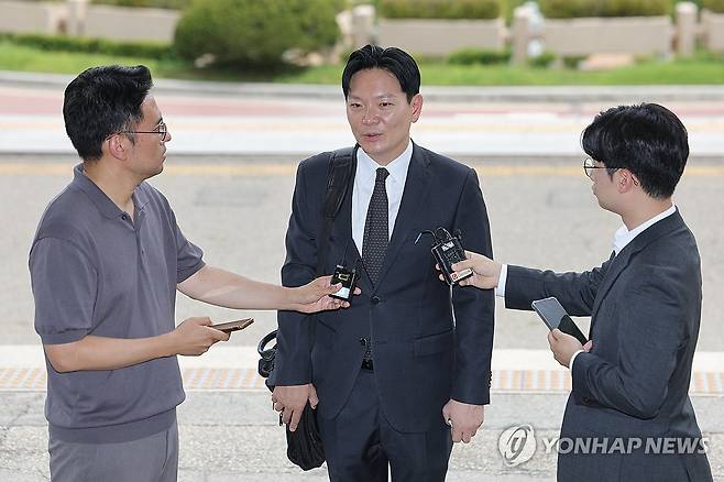 입장 밝히는 박상용 검사 (과천=연합뉴스) 서대연 기자 = 쌍방울 대북송금 의혹을 수사했던 박상용 인천지검 부부장검사가 13일 정부과천종합청사에서 열린 법무부 감찰위원회 징계 심의에 출석하며 취재진에 입장을 밝히고 있다.
이날 열리는 법무부 감찰위 심의 대상에는 쌍방울 대북송금 수사 과정에서 제기된 문제점과 함께 박 검사의 업무시간 중 페이스북 글을 올린 점과 서면보고 없이 국민의힘 청문회에 참석한 사실도 포함됐다. 2026.8.13 dwise@yna.co.kr