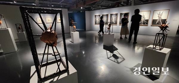 지난 13일 오후 4시 인천아트플랫폼 B동 전시장에서 개막한 차기율 인천대학교 조형예술학부 교수의 개인전 ‘화해기(和海記)’ 전시 현장. 이번 전시는 오는 10월 18일까지 진행된다. 2026. 8. 13 /김성호기자 ksh96@kyeongin.com