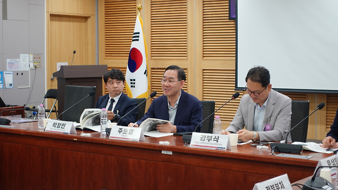 ▲국민의힘 반도체·AI 첨단산업특별위원회와 주호영 의원이 14일 서울 여의도 국회 의원회관에서 주최한 '대한민국 반도체 미래지도와 인프라 전략 토론회'에서 주호영 국민의힘 의원이 발언하고 있다. 사진=이현진 기자