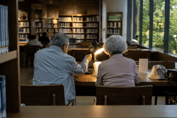 "당신의 책이 조금 더 잘 보이도록, 말없이 불빛을 옮겨주는 마음." 이미지=AI제공