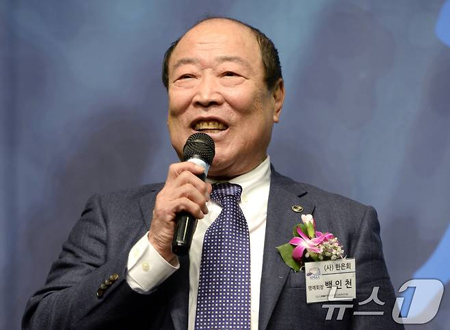사진은 백 인천 전 감독이 지난 2015년 12월 4일 서울 서초구 양재동 엘타워에서 열린 2015 KMI 한국프로야구 은퇴선수의 날 행사에서 자신의 이름 이니셜을 딴 BIC 0.412 상을 수상하기 전 소감을 밝히는 모습. (뉴스1 DB) 2026.8.14 ⓒ 뉴스1