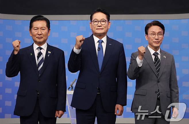 더불어민주당 정청래(왼쪽부터), 송영길, 김민석 당대표 후보가 12일 서울 양천구 목동 SBS에서 열린 당대표 후보자 토론회에 앞서 기념 촬영을 하고 있다. 2026.8.12 ⓒ 뉴스1 국회사진기자단