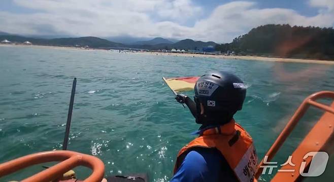 안전관리를 하고 있는 해양경찰.(속초해경 제공, 재판매 및 DB 금지)2026.8.14/뉴스1