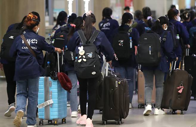 지난달 9일 인천국제공항 제1여객터미널 입국장을 통해 외국인 근로자들이 입국하고 있다. /뉴스1