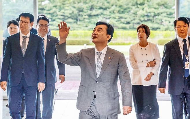 안규백 국방부 장관이 14일 서울 용산구 국방부 청사로 출근하며 직원들에게 인사를 하고 있다./뉴스1