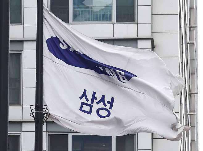 서울 서초구 삼성전자 사옥에서 삼성그룹 깃발이 바람에 펄럭이고 있다./뉴스1