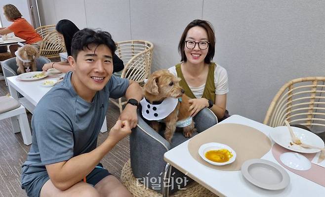 이상원·김희정 부부가 13일 '개슐랭' 키친에서 6살의 푸들 '호떡이'와 함께 행복한 웃음을 지어보이고 있다. ⓒ데일리안 김찬주 기자