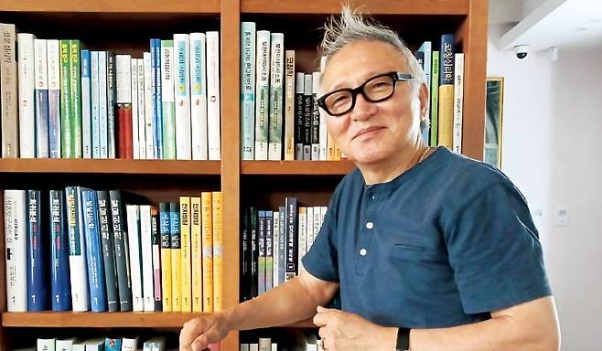 책이 가득 꽂힌 책장을 배경으로 서 있는 김태웅 동양북스 대표. /본인 제공