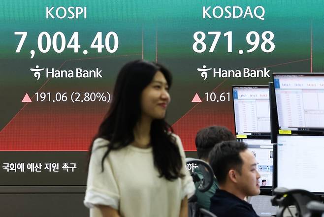 14일 오전 서울 중구 하나은행 본점 딜링룸 전광판에 증시 시황이 표시되어 있다. 이날 코스피는 전 거래일 대비 182.33p(2.68%) 오른 6995.67, 코스닥은 6.70p(0.78%) 상승한 868.07에 출발했다. 코스피는 장 중 한때 15거래일 만에 7000선을 돌파했다. 사진=뉴스1