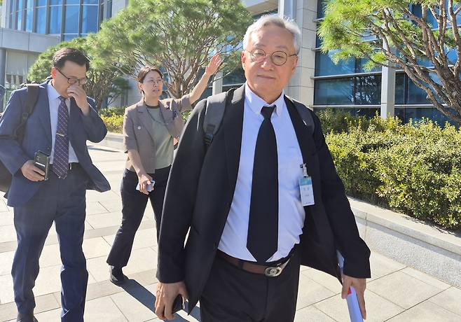 박판준 육사 총동창회 회장이 12일 서울 용산구 국방부에서 안규백 국방부 장관과 사관학교 통합 정책 관련 논의를 마친 후 청사를 나서고 있다. 연합뉴스