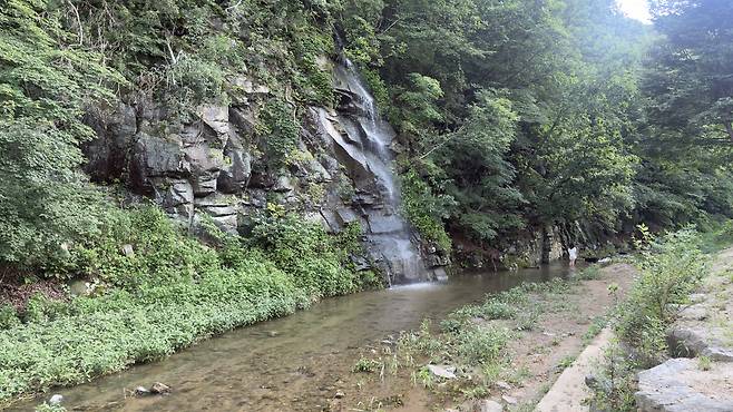 A waterall near Mulbanga Tourist Area WOO JI-WON