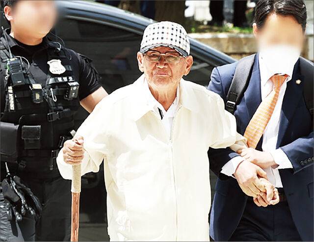 정당법 위반 혐의를 받고 있는 신천지 총회장 이만희씨가 지난 6월 24일 서울 서초구 서울중앙지방법원에서 열린 구속 전 피의자 심문(영장실질심사)에 출석하고 있다. 연합뉴스