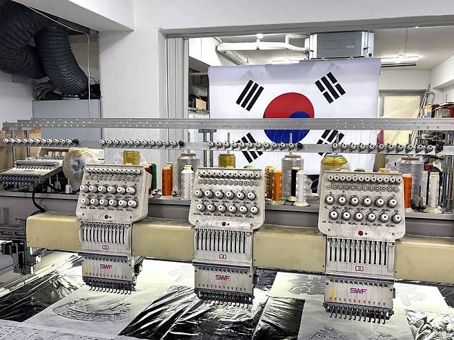 서울 종로구 관수동 한 태극기 제조업체에서 대형 자수기가 작동하고 있다. 문소정 기자