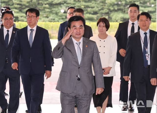 안규백 국방부 장관이 14일 오전 서울 용산구 국방부 신청사로 출근하고 있다. 뉴시스 제공