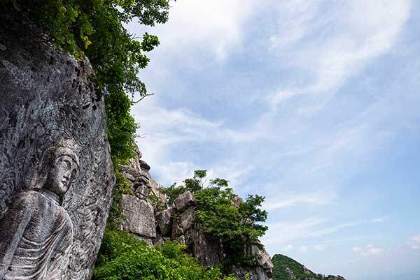 비로봉 부근의 마애약사여래좌상. 약사여래부처는 중생의 질병과 정신적인 고통을 치유해 주는 것으로 알려져 있다. 팔공산은 예부터 약사 신앙의 성지로 알려져 있다.
