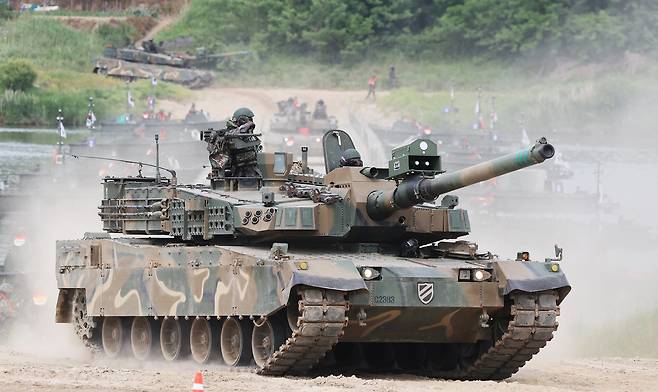 육군 K-2 전차가 경기 여주시 남한강 일대에서 열린 도하훈련에서 부교를 건너 이동하고 있다. 세계일보 자료사진