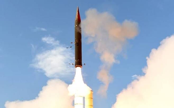 이스라엘항공우주산업(IAI)이 개발한 애로-3(Arrow 3) 탄도미사일 요격체계가 시험 발사되고 있다. 애로-3는 대기권 밖에서 탄도미사일을 요격하도록 설계된 이스라엘의 핵심 미사일 방어체계다. IAI 제공