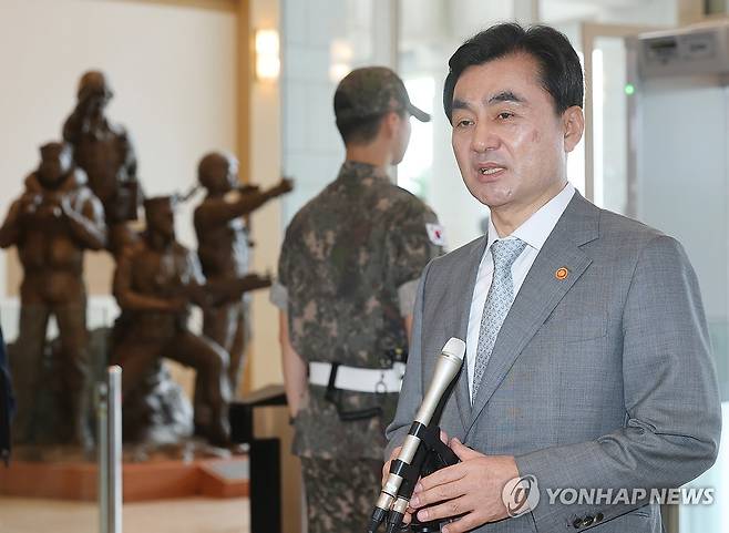 취재진 질문에 답변하는 안규백 국방부 장관 (서울=연합뉴스) 박동주 기자 = 안규백 국방부 장관이 14일 서울 용산구 국방부 청사로 출근하며 취재진의 질문에 답하고 있다. 2026.8.14 pdj6635@yna.co.kr
