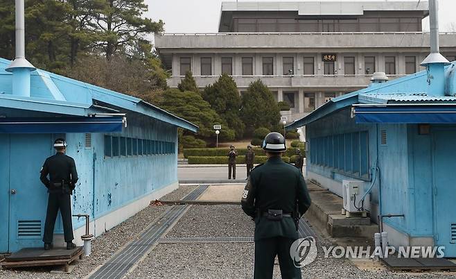 여전히 남북은 대치중 (판문점=연합뉴스) 신준희 기자 = 28일 판문점에서 우리 군과 북측 경비병들이 서로를 바라보고 있다. 2018.3.28 hama@yna.co.kr