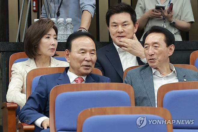 국민의힘 의원총회 참석한 중진들 (서울=연합뉴스) 신현우 기자 = 국민의힘 나경원 의원(왼쪽부터), 박덕흠 국회부의장, 국민의힘 김태호· 김석기 의원이 17일 국회에서 열린 의원총회에 참석해 대화하고 있다. 2026.6.17 nowwego@yna.co.kr