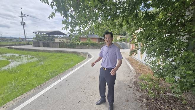 마을 앞에서 농사 현장을 바라보는 이병락 회장. 그는 이제 농업은 단순히 농산물을 생산해 파는 시대는 지났다고 말한다. 농촌이 살아남기 위한 해법으로 6차 산업화를 제시하며, 영천 특산물인 마늘을 활용한 마늘 떡이나 흑마늘 같은 가공식품 개발에 지자체가 적극적으로 힘을 보태야 한다고 강조한다. 남정해 기자