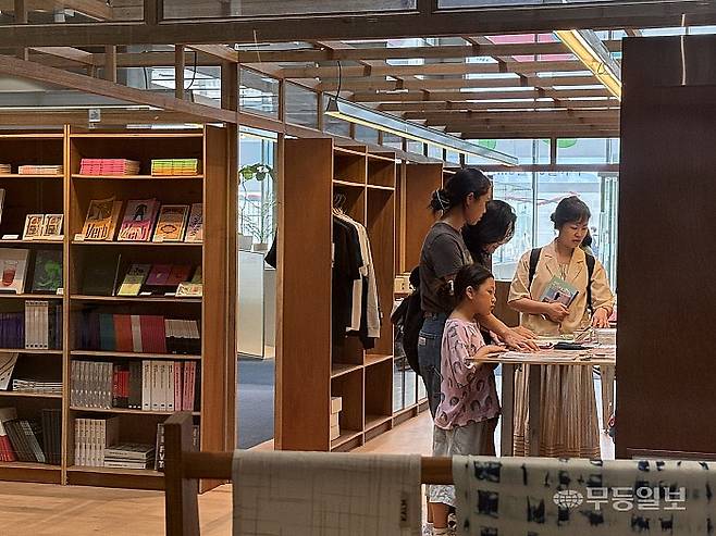 14일 오후 시민들이 ACC 문화상품점 ‘들락’에서 굿즈를 살펴보고 있다.