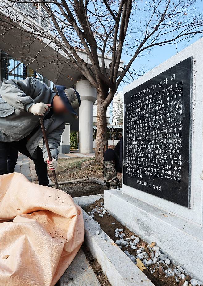 2023년 11월 28일 경기도 성남시 분당구 백현동에 설치된 이완용의 친일 행적을 기록한 비석이 철거됐다 (사진=연합뉴스)