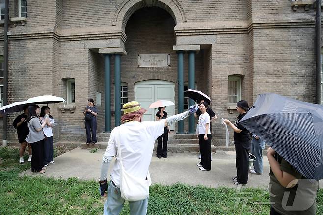 제81주년 광복절을 하루 앞둔 14일 전남광주 남구 양림동 근대역사문화마을을 찾은 시민들이 문화관광해설사의 설명을 들으며 독립의 역사적 의미를 되새기고 있다. 2026.8.14 ⓒ 뉴스1 조수민 기자