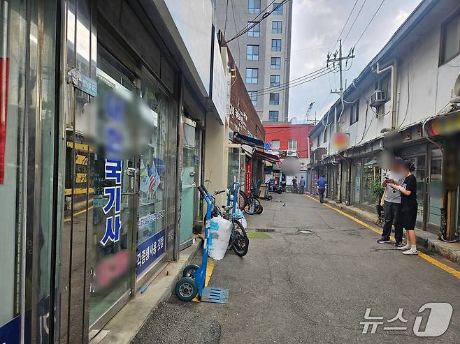 광복절을 하루 앞둔 14일 한적한 서울 종로구 관수동 휘장상가. 2026.8.14 ⓒ 뉴스1 유채 기자