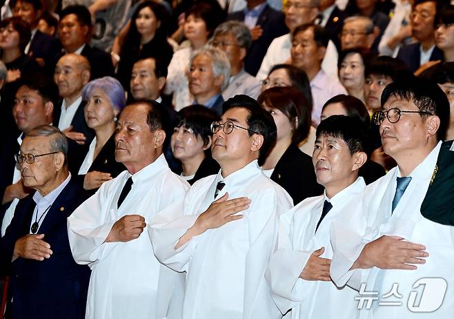 박찬대 인천광역시장이 15일 인천문화예술회관에서 열린 '제81주년 광복절 경축행사'에서 국민의례를 하고 있다.(인천시 제공. 재배포 및 DB금지)