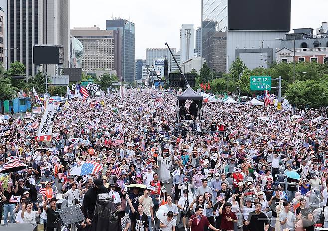 자유통일당이 광복절인 15일 서울 종로구 동화면세점 인근에서 8·15 광화문 국민대회를 열고 있다. 2026.8.15 ⓒ 뉴스1 김성진 기자