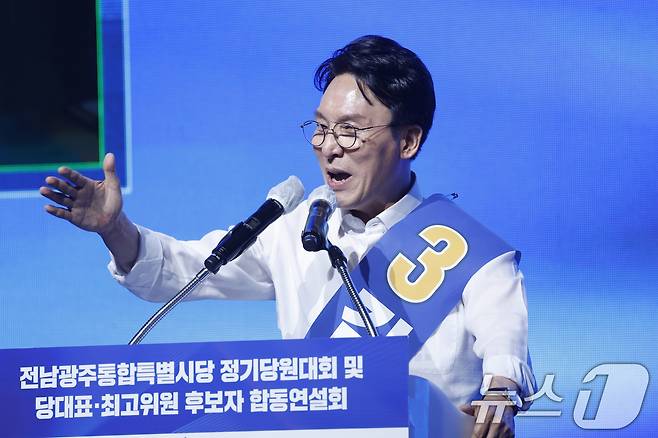 김민석 더불어민주당 당대표 후보가 15일 전남광주통합특별시 나주종합스포츠파크 다목적체육관에서 열린 민주당 당대표·최고위원 선출을 위한 전남광주 순회경선 합동연설회에서 정견발표를 하고 있다. 2026.8.15 ⓒ 뉴스1 김태성 기자
