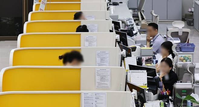 여전채 금리가 4%대 높은 수준을 이어가면서 카드사들의 조달비용 부담과 중·저신용자 대상 중금리대출 공급에 대한 고민이 커지고 있다.ⓒ연합뉴스