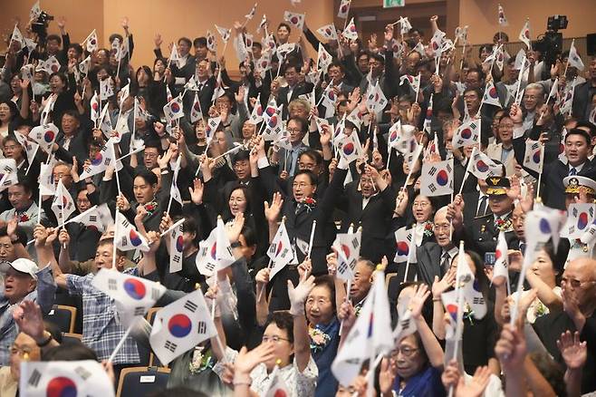 15일 제주아트센터에서 열린 제81주년 광복절 경축식에서 참석자들이 태극기를 흔들며 광복절 노래를 부르고 있다. 이날 광복회원과 유족, 도민 등 600여명이 참석했다. /사진=제주특별자치도 제공