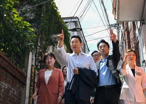 오세훈 서울시장이 지난 11일 서울 용산구 서계·청파동 일대 정비사업 현장을 방문해 현장점검을 하고 있다.(한경DB)