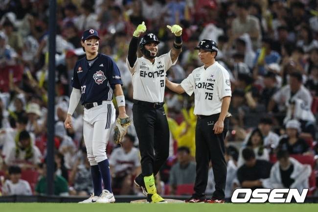 카스트로가 동점타를 터트리고 웃고 있다./KIA 타이거즈 제공