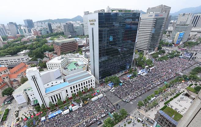 자유통일당이 광복절인 15일 서울 종로구 동화면세점 인근에서 8·15 광화문 국민대회를 열고 있다. 뉴스1