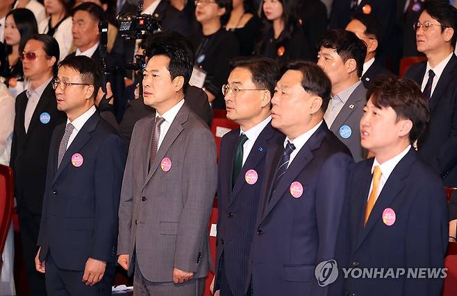 광복절 경축식 참석한 정당 대표들 (서울=연합뉴스) 김도훈 기자 = 15일 서울 종로구 세종문화회관에서 이재명 대통령이 참석한 가운데 열린 제81주년 광복절 경축식에서 정당 대표들이 애국가를 제창하고 있다.
왼쪽부터 더불어민주당 한병도 당대표 직무대행, 국민의힘 장동혁 대표, 조국혁신당 신장식 대표, 진보당 김종훈 대표, 개혁신당 이준석 대표. 2026.8.15 superdoo82@yna.co.kr