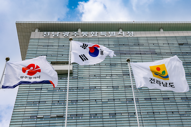 전남광주통합특별시 출범 이틀째인 2일 광주청사 앞 국기게양대에는 광주광역시와 전라남도 로고가 담긴 기존 깃발이 걸려 있다. 판영석 기자