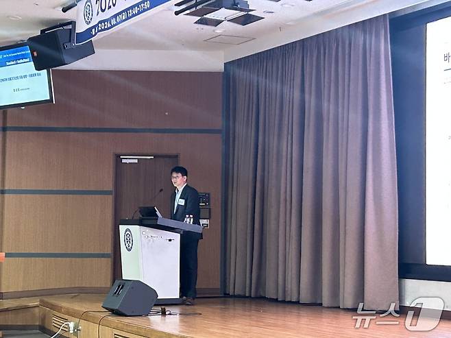 지난 7일 세브란스병원에서 열린 제2회 세브란스 의료로봇 심포지엄에서 발표 중인 황성은 한국보건산업진흥원 의료기기화장품사업단장. ⓒ 뉴스1 문대현 기자