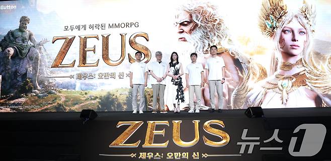 김정훈 컴투스 사업본부장(왼쪽부터)과 정성훈 에이버튼 디렉터, 배우 박지현, 남재관 컴투스 대표이사, 김대훤 에이버튼 대표가 7일 서울 종로구 JW 메리어트 동대문 스퀘어 서울에서 열린 컴투스 신작 MMORPG ‘제우스: 오만의 신’ 쇼케이스에서 포즈를 취하고 있다. 2026.8.7 ⓒ 뉴스1 권현진 기자