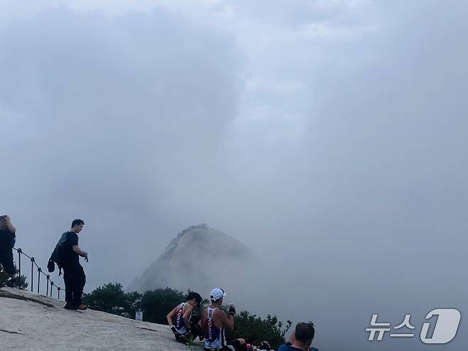 북한산 백운대에서 본 인수봉 2026.8.15 ⓒ 이상휼 기자