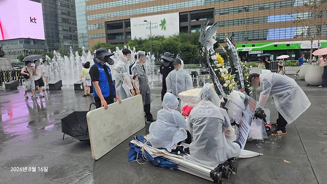 전국가습기살균제참사피해자연대가 이날 오전 11시부터 서울 종로구 광화문 광장에서 고(故) 서영철 전국가습기살균제참사피해자연대 대표의 빈소 마련을 위한 천막과 테이블 설치 등을 두고 서울시와 대치를 이어가고 있다.2026.08.16.(전국가습기살균제참사피해자연대 제공)