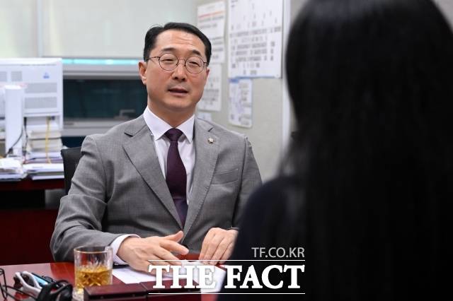 김 의원은 "재일동포 사회의 내부 통합은 꼭 필요하지만 남북 관계와 한일 관계 등 복잡한 상황이 얽혀 있어 조심스러운 접근이 요구된다"며 "정부가 변수를 잘 검토해 지혜로운 정책을 마련할 수 있도록 국회 차원에서도 관심을 기울이겠다"고 했다. /서예원 기자
