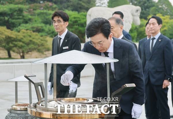 허태정 대전시장이 지난 15일 제81주년 광복절을 맞아 국립대전현충원을 방문해 순국선열과 호국영령에 헌화 및 분향했다. /대전시